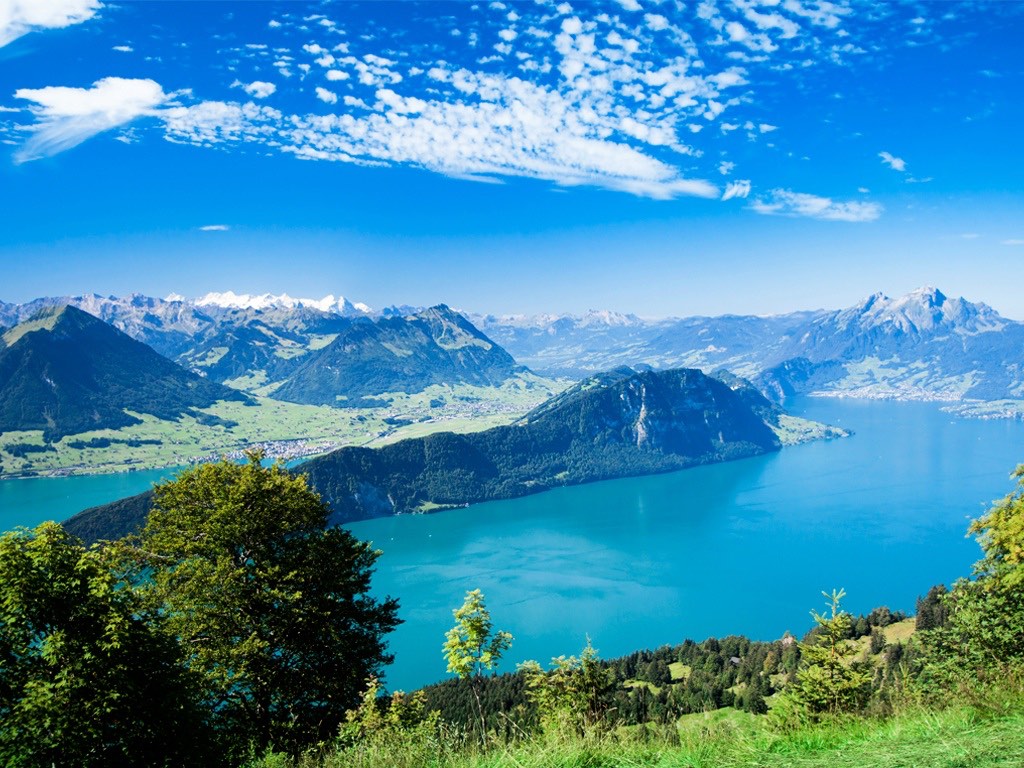 . Lac des Quatre Cantons .